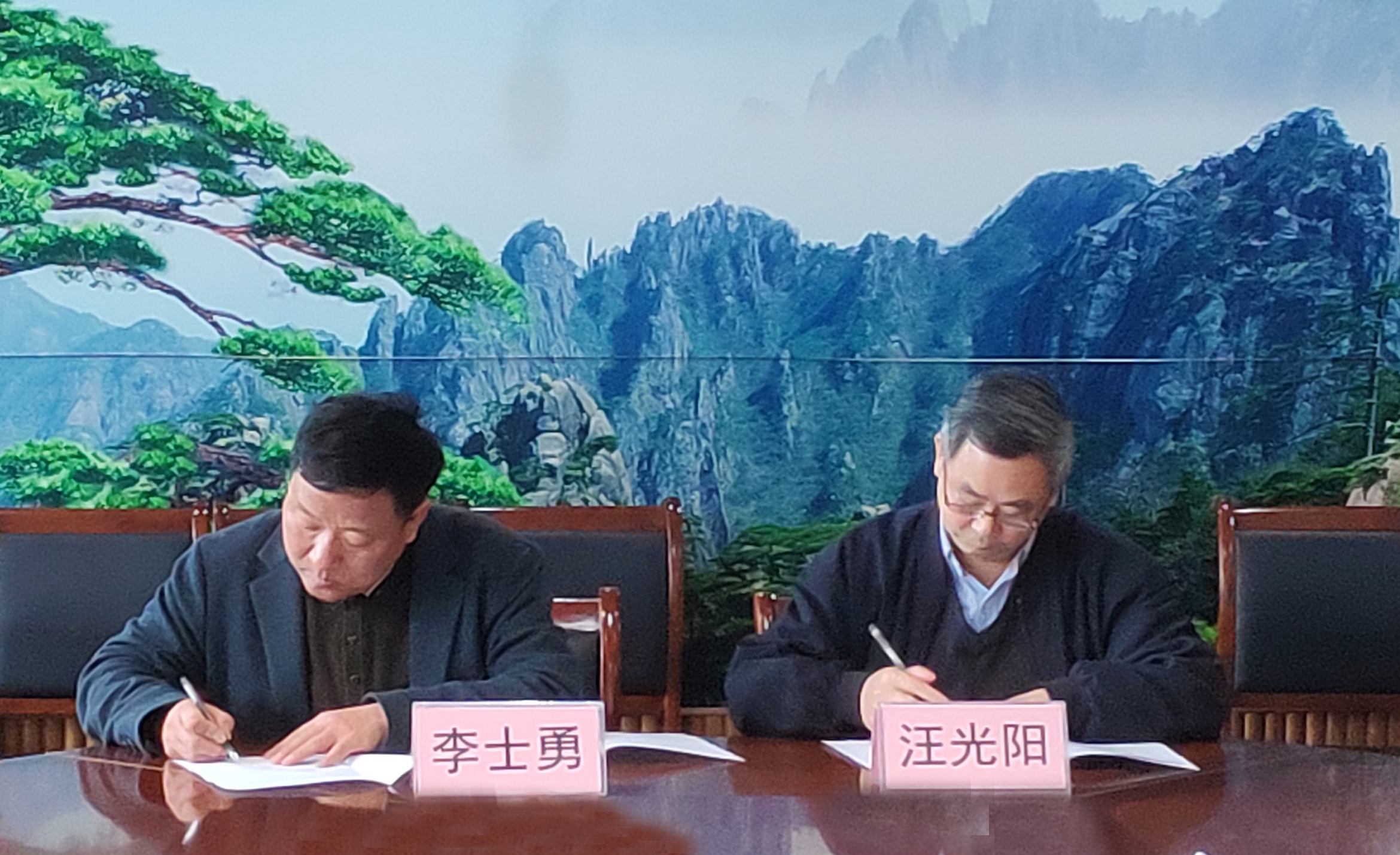 今年会与东华软件工程有限公司签订校企战略合作协议