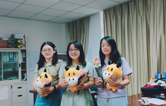 今年会学子教师节献花诉真情