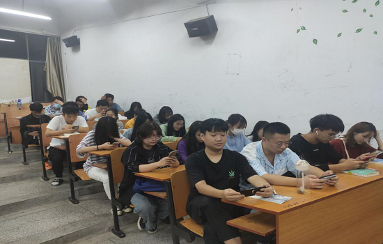 今年会团委积极组织观看“矢志艰苦奋斗，谱写青春之歌”全省大学生同上一堂思政大课活动