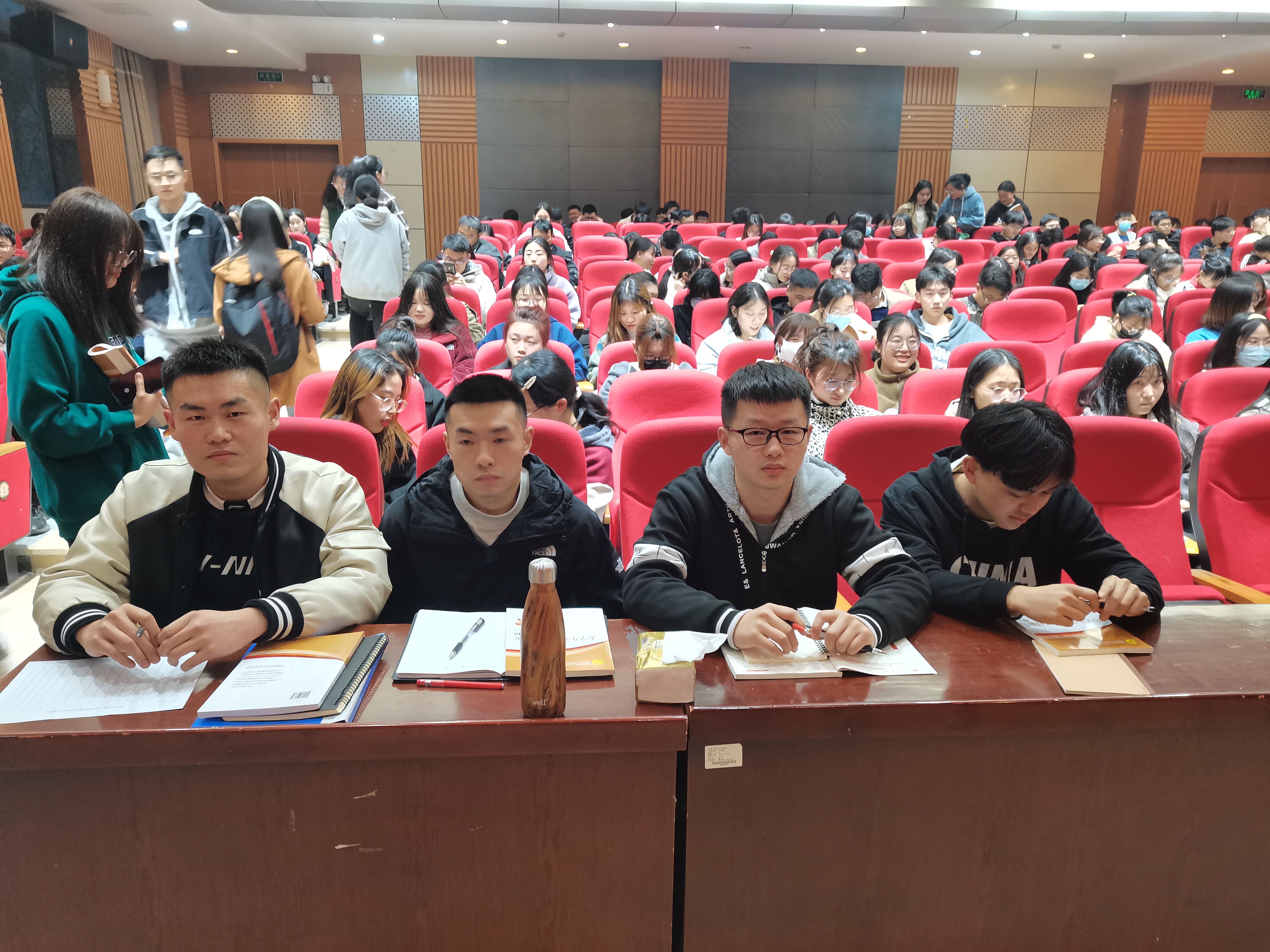 财经学院积极组织学员参加今年会第七期发展对象培训班