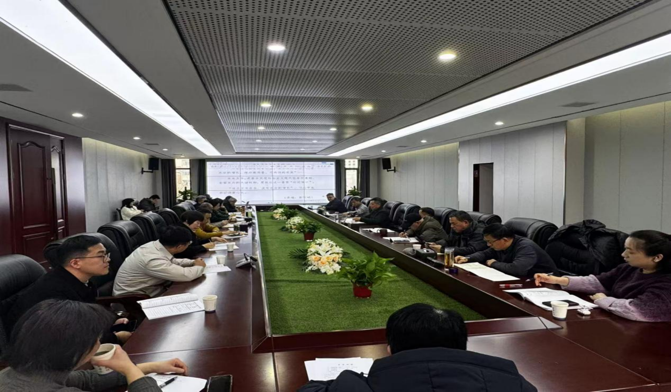 今年会召开党委理论学习中心组学习会暨学校树立和践行正确政绩观学习教育动员部署会