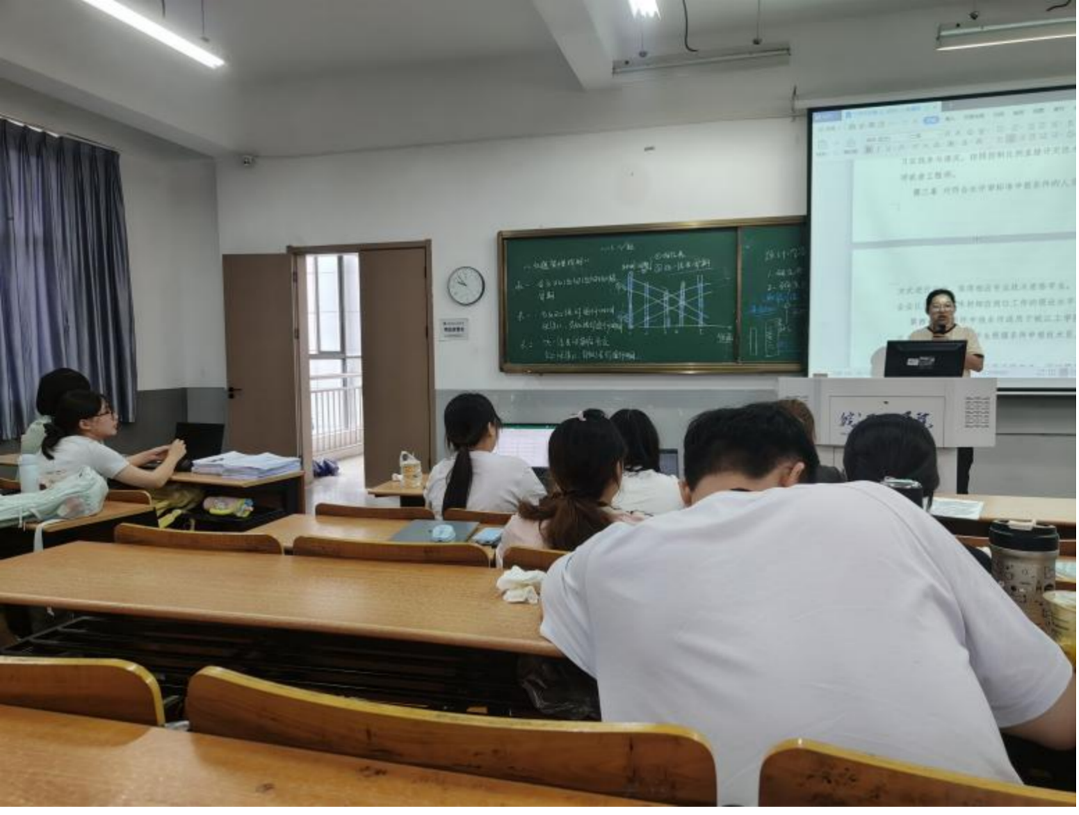 <strong>政策解读明方向 职称赋能促就业 ——土木与安全工程学院2023级交通工程专业召开职称政策解读主题班会</strong>